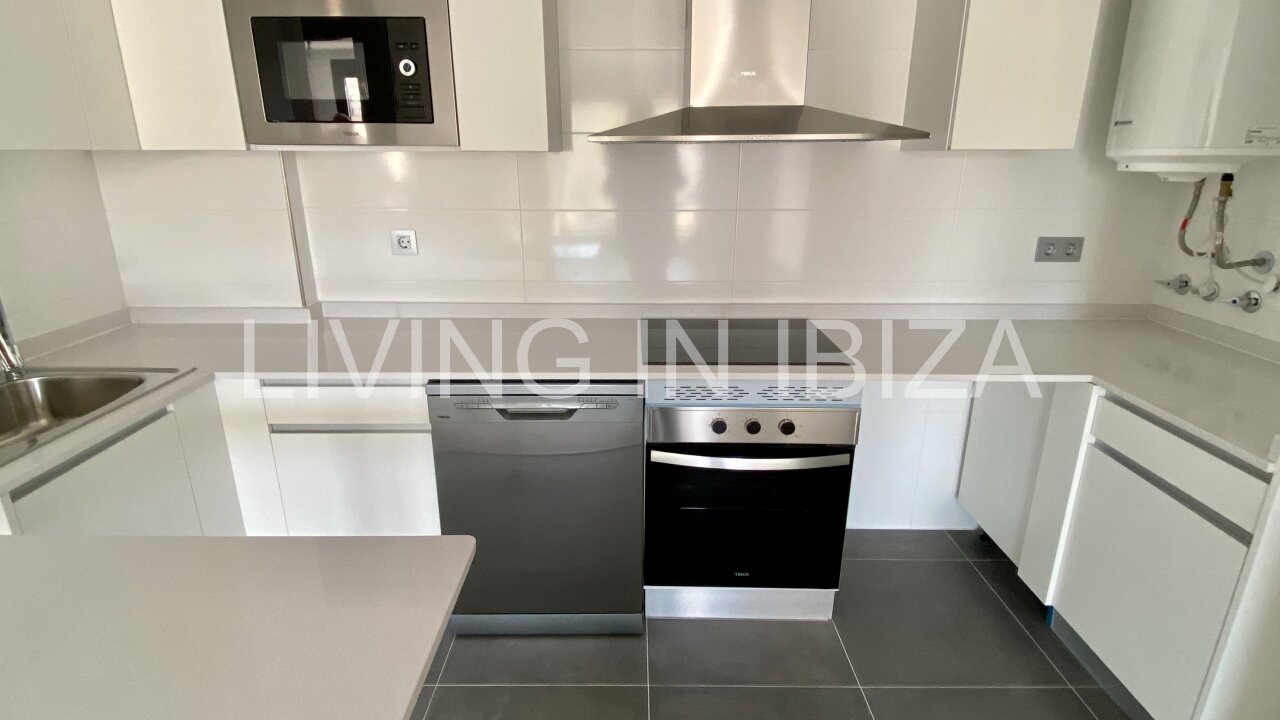 Can Buddha es un atractivo y moderno ático nuevo a estrenar sin amueblar en urbanización de lujo en la ciudad de Santa Eulalia del Río