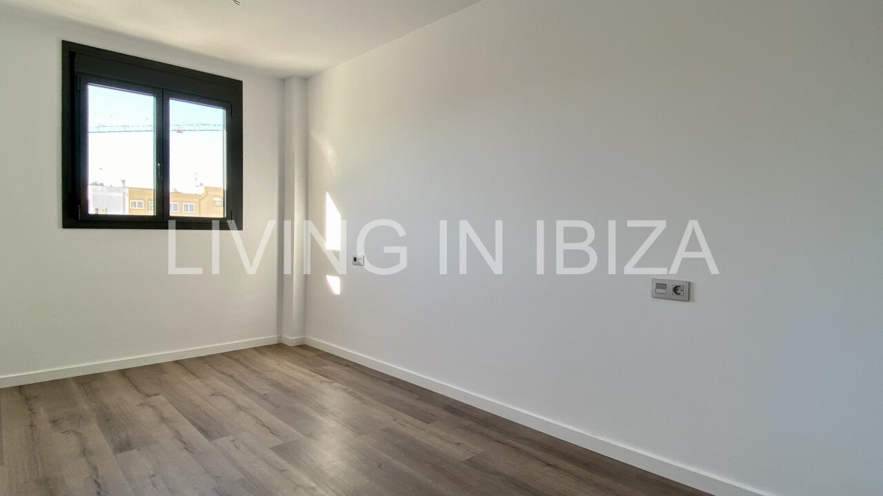 Can Buddha es un atractivo y moderno ático nuevo a estrenar sin amueblar en urbanización de lujo en la ciudad de Santa Eulalia del Río