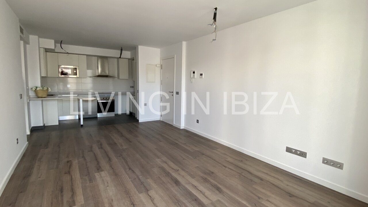 Can Buddha es un atractivo y moderno ático nuevo a estrenar sin amueblar en urbanización de lujo en la ciudad de Santa Eulalia del Río