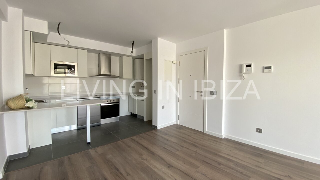 Can Buddha es un atractivo y moderno ático nuevo a estrenar sin amueblar en urbanización de lujo en la ciudad de Santa Eulalia del Río