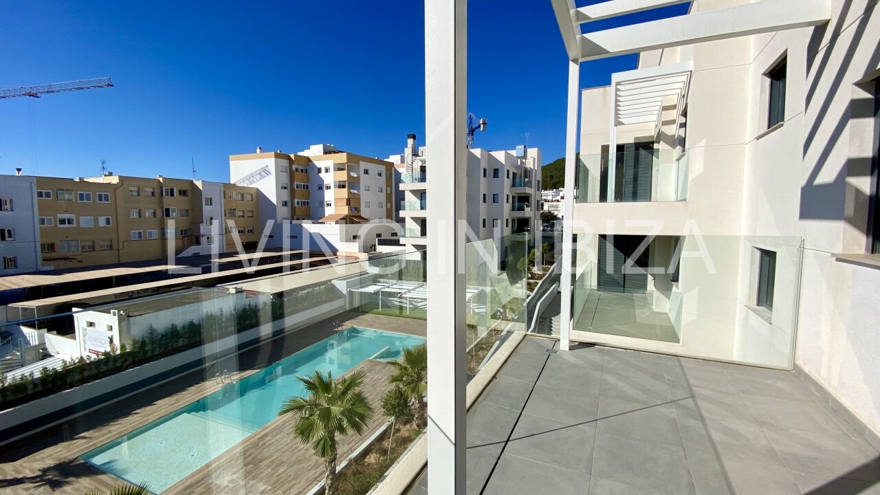 Can Buddha es un atractivo y moderno ático nuevo a estrenar sin amueblar en urbanización de lujo en la ciudad de Santa Eulalia del Río