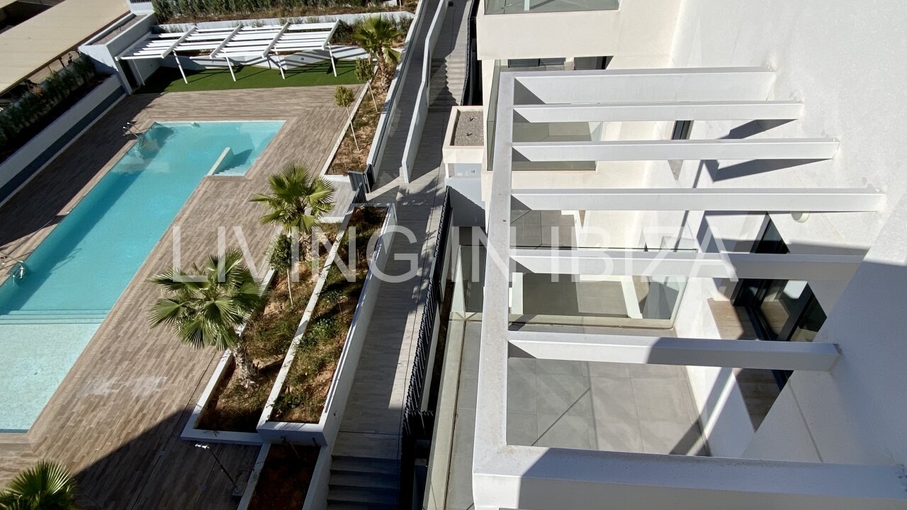 Can Buddha es un atractivo y moderno ático nuevo a estrenar sin amueblar en urbanización de lujo en la ciudad de Santa Eulalia del Río