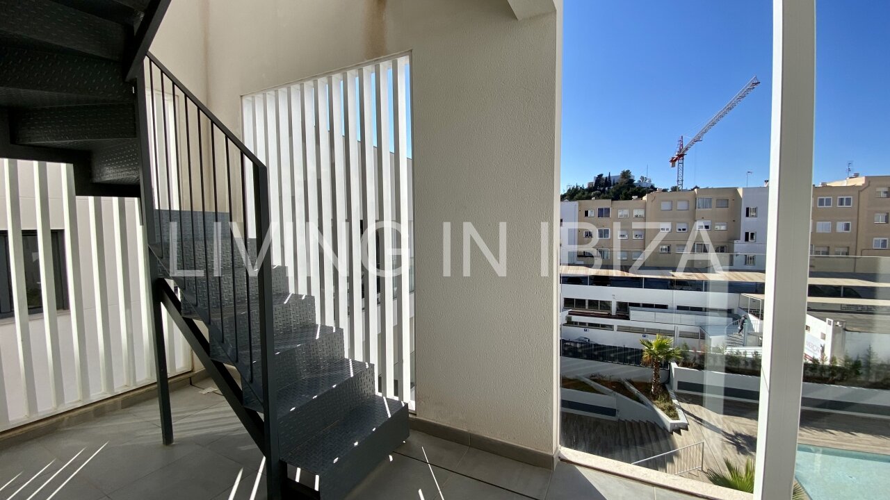 Can Buddha es un atractivo y moderno ático nuevo a estrenar sin amueblar en urbanización de lujo en la ciudad de Santa Eulalia del Río