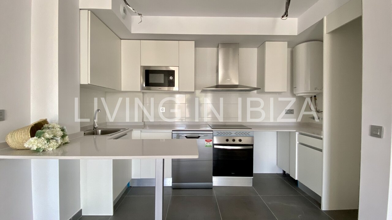 Can Buddha es un atractivo y moderno ático nuevo a estrenar sin amueblar en urbanización de lujo en la ciudad de Santa Eulalia del Río