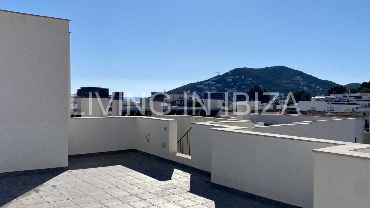 Can Buddha es un atractivo y moderno ático nuevo a estrenar sin amueblar en urbanización de lujo en la ciudad de Santa Eulalia del Río