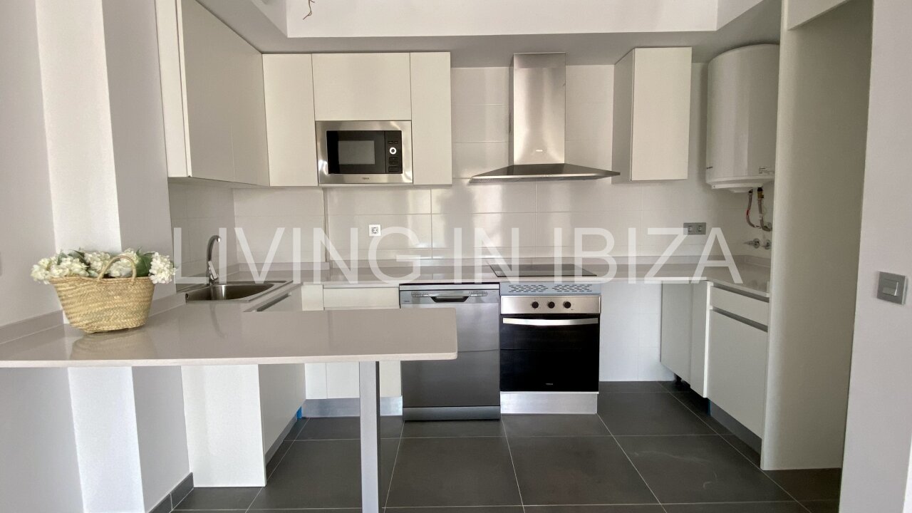 Can Buddha es un atractivo y moderno ático nuevo a estrenar sin amueblar en urbanización de lujo en la ciudad de Santa Eulalia del Río