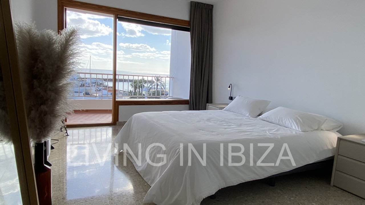 ALQUILER DE TEMPORADA. Este piso está situado en una ubicación privilegiada, en primera línea sobre el Paseo Marítimo de Santa Eulalia, Ibiza.