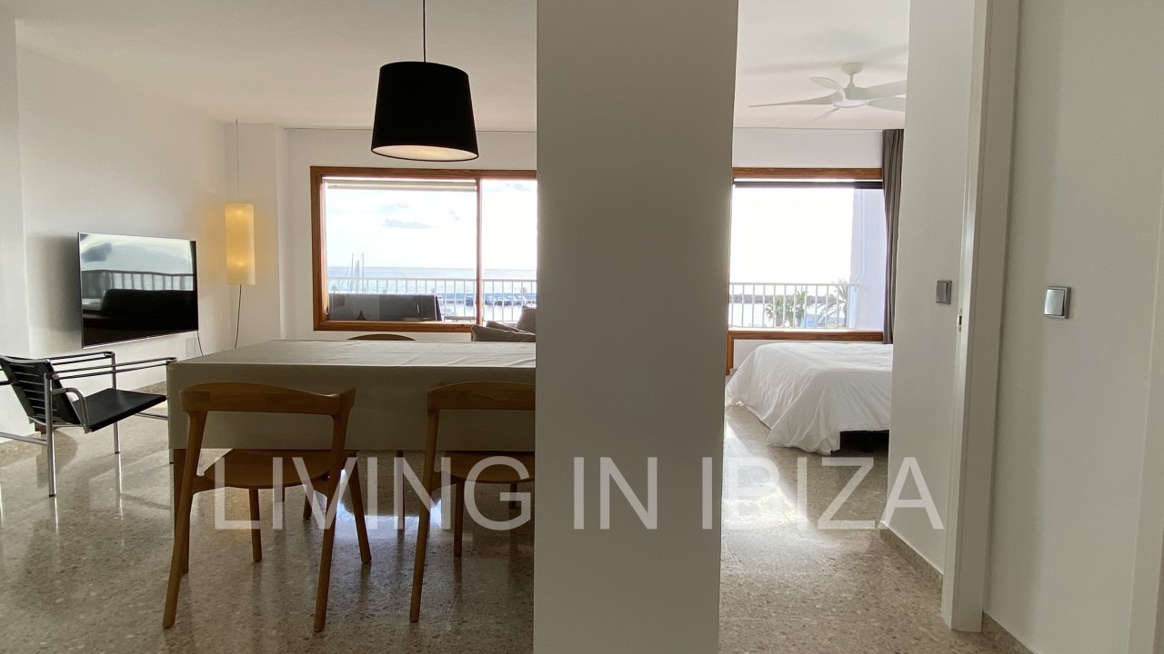 ALQUILER DE TEMPORADA. Este piso está situado en una ubicación privilegiada, en primera línea sobre el Paseo Marítimo de Santa Eulalia, Ibiza.
