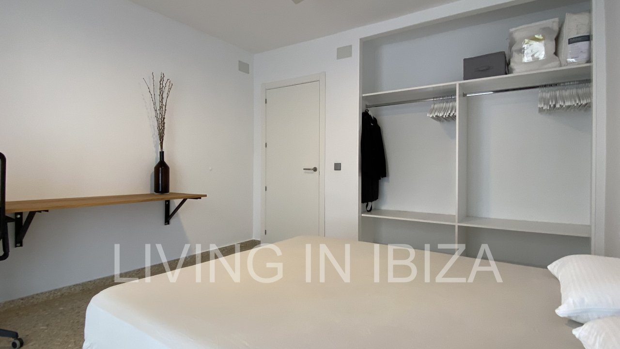 ALQUILER DE TEMPORADA. Este piso está situado en una ubicación privilegiada, en primera línea sobre el Paseo Marítimo de Santa Eulalia, Ibiza.