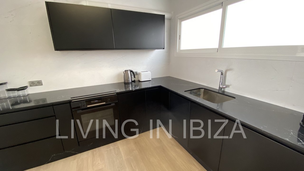 ALQUILER DE TEMPORADA. Este piso está situado en una ubicación privilegiada, en primera línea sobre el Paseo Marítimo de Santa Eulalia, Ibiza.