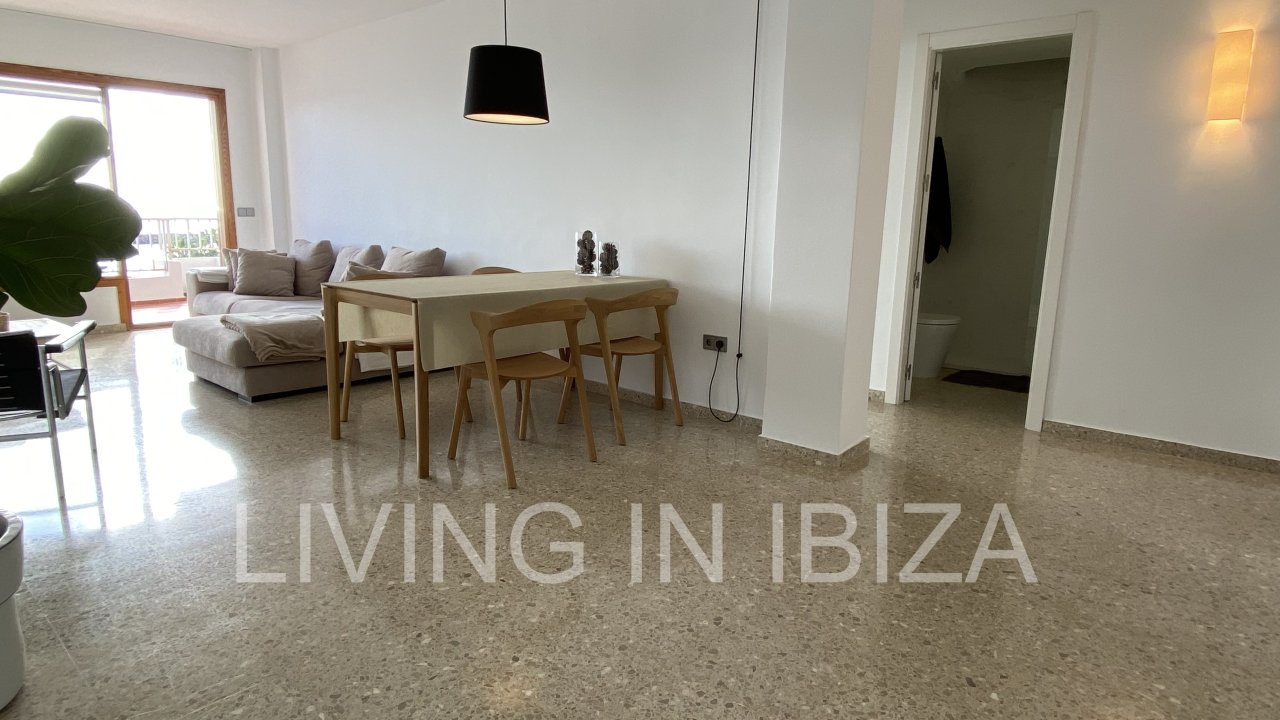 ALQUILER DE TEMPORADA. Este piso está situado en una ubicación privilegiada, en primera línea sobre el Paseo Marítimo de Santa Eulalia, Ibiza.