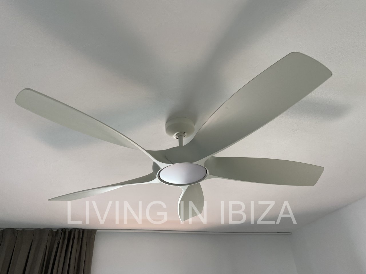 ALQUILER DE TEMPORADA. Este piso está situado en una ubicación privilegiada, en primera línea sobre el Paseo Marítimo de Santa Eulalia, Ibiza.