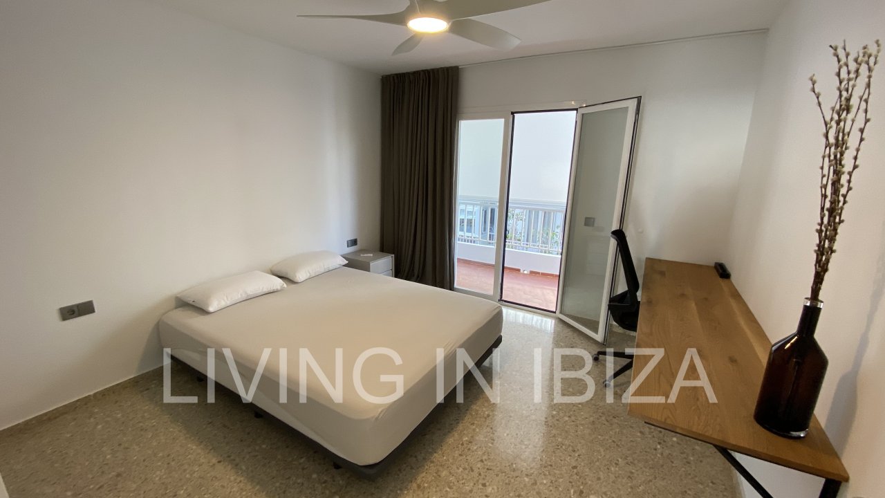 ALQUILER DE TEMPORADA. Este piso está situado en una ubicación privilegiada, en primera línea sobre el Paseo Marítimo de Santa Eulalia, Ibiza.