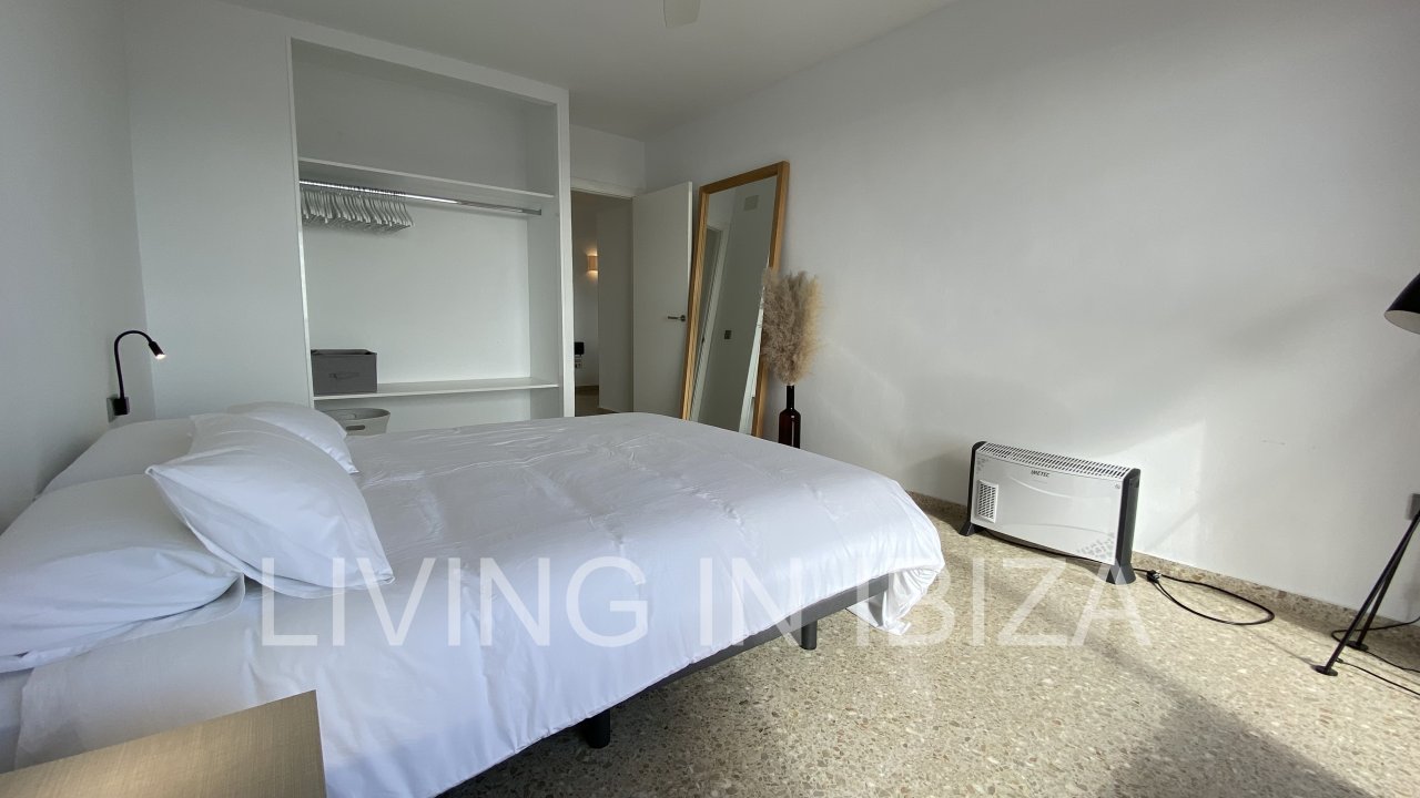 ALQUILER DE TEMPORADA. Este piso está situado en una ubicación privilegiada, en primera línea sobre el Paseo Marítimo de Santa Eulalia, Ibiza.