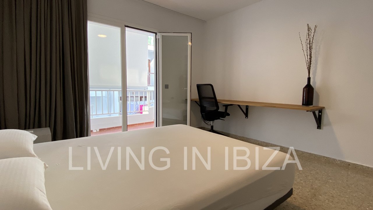 ALQUILER DE TEMPORADA. Este piso está situado en una ubicación privilegiada, en primera línea sobre el Paseo Marítimo de Santa Eulalia, Ibiza.