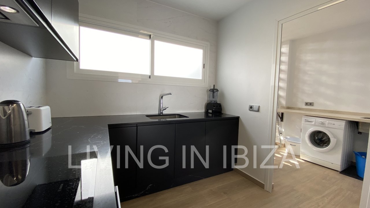 ALQUILER DE TEMPORADA. Este piso está situado en una ubicación privilegiada, en primera línea sobre el Paseo Marítimo de Santa Eulalia, Ibiza.