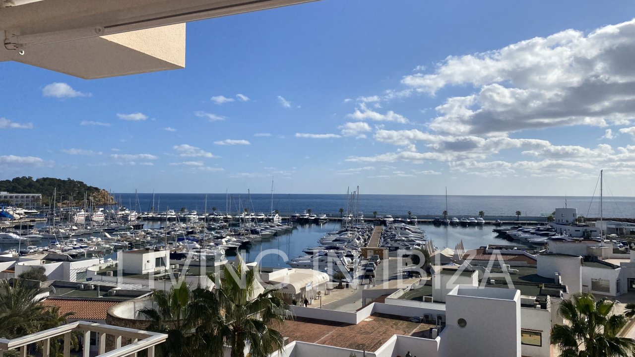 Santa Eulalia del Rio: ALQUILER DE TEMPORADA. Este piso está situado en una ubicación privilegiada, en primera línea sobre el Paseo Marítimo de Santa Eulalia, Ibiza. 