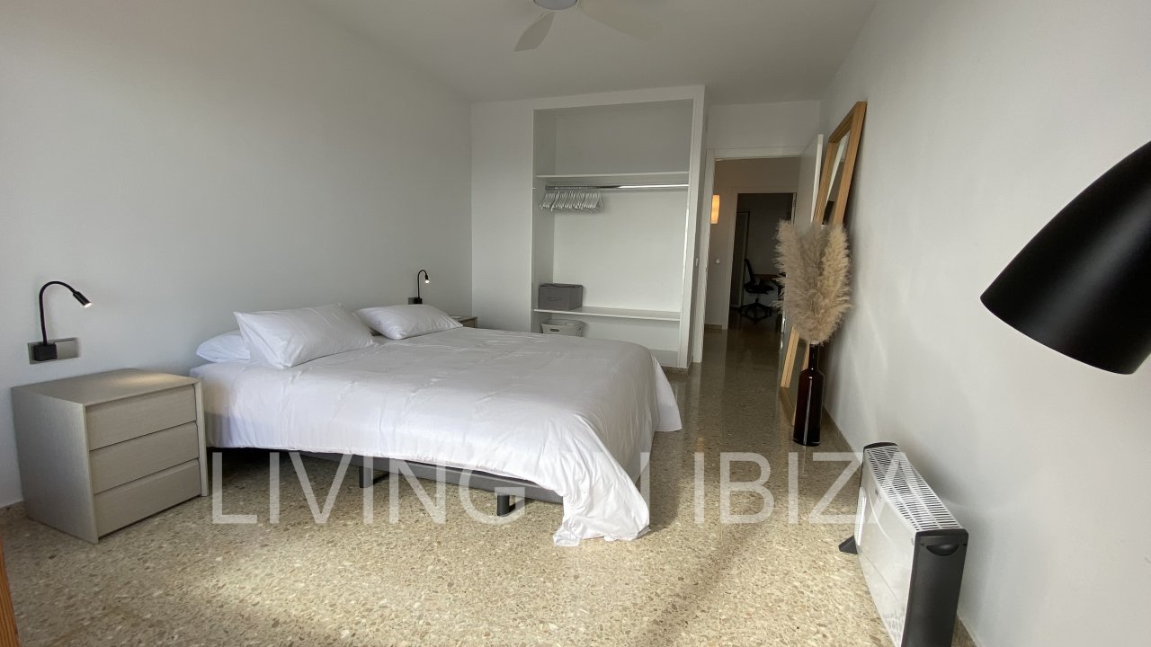 ALQUILER DE TEMPORADA. Este piso está situado en una ubicación privilegiada, en primera línea sobre el Paseo Marítimo de Santa Eulalia, Ibiza.