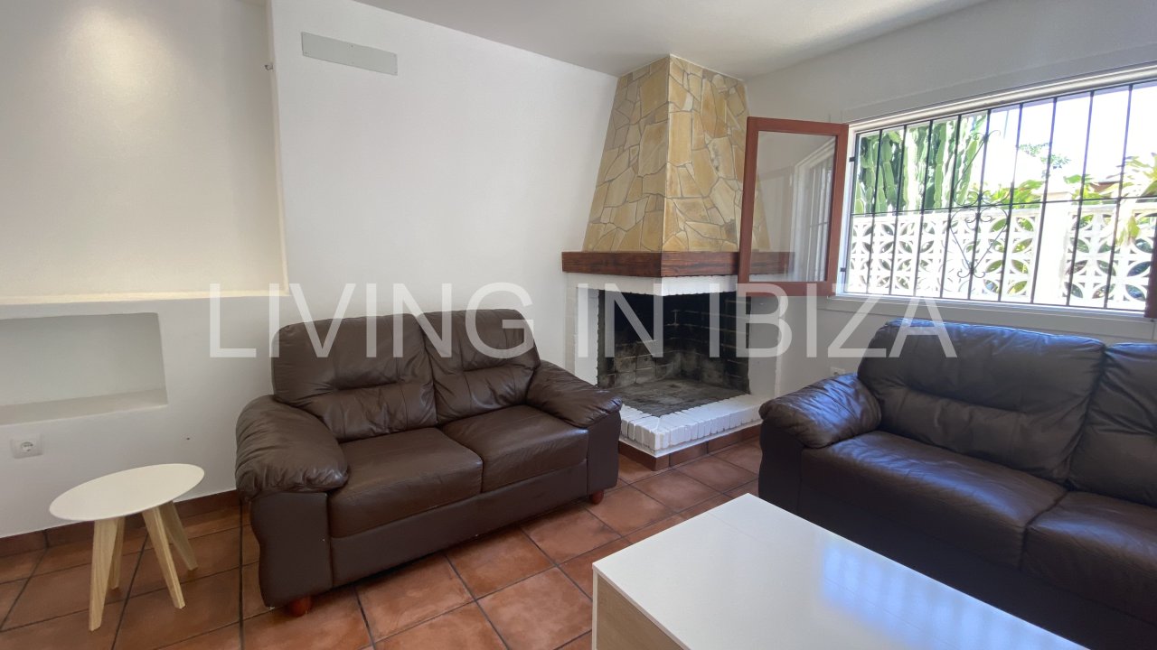 CONTRATO TEMPORAL. Se alquila confortable casa independiente, unifamiliar en Es Canar, Santa Eulalia del Rio. A unos 800 metros del mar. Con piscina