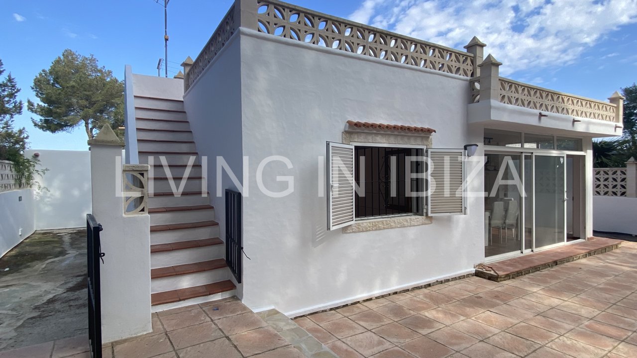 CONTRATO TEMPORAL. Se alquila confortable casa independiente, unifamiliar en Es Canar, Santa Eulalia del Rio. A unos 800 metros del mar. Con piscina