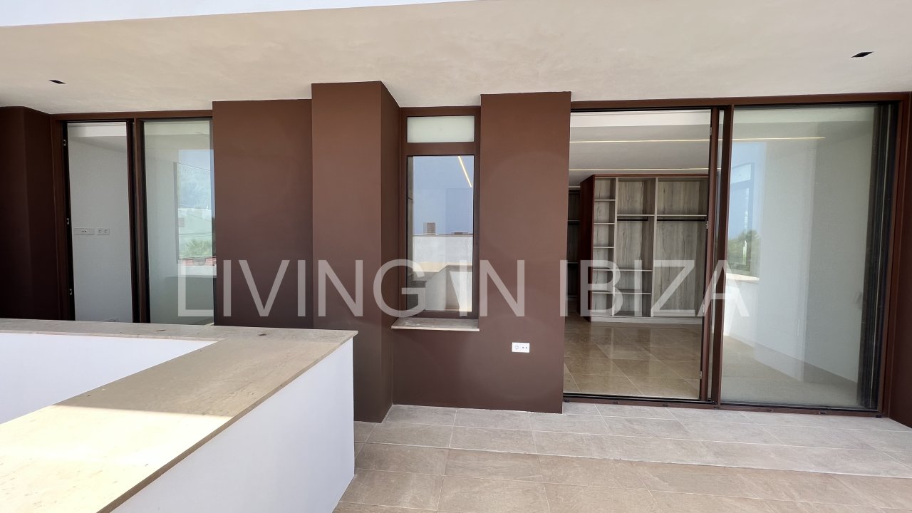 Alquiler anual. Magnífica villa de nueva construcción a estrenar de estilo moderno con piscina y vistas al mar se alquila a largo plazo en zona reside