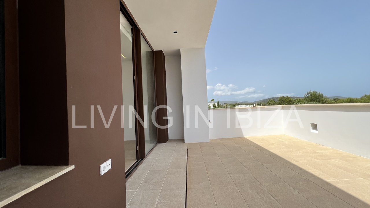 Alquiler anual. Magnífica villa de nueva construcción a estrenar de estilo moderno con piscina y vistas al mar se alquila a largo plazo en zona reside