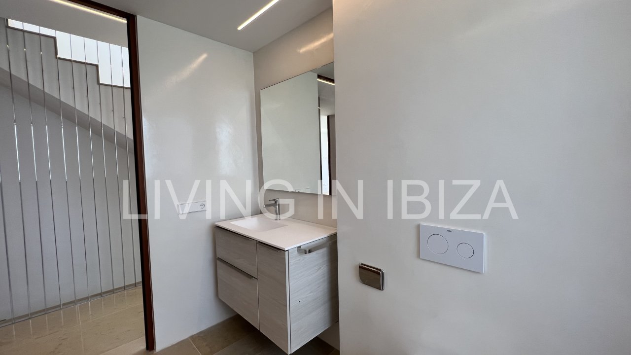 Alquiler anual. Magnífica villa de nueva construcción a estrenar de estilo moderno con piscina y vistas al mar se alquila a largo plazo en zona reside