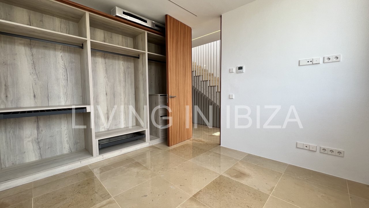 Alquiler anual. Magnífica villa de nueva construcción a estrenar de estilo moderno con piscina y vistas al mar se alquila a largo plazo en zona reside