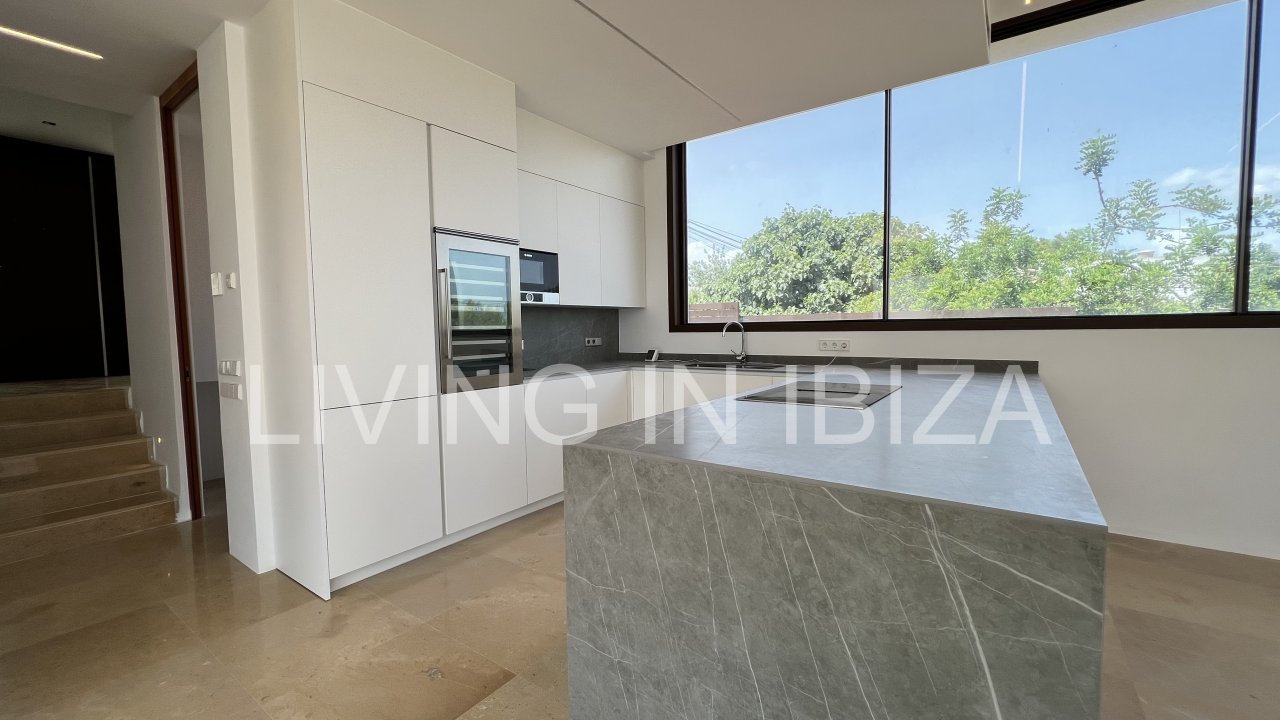 Alquiler anual. Magnífica villa de nueva construcción a estrenar de estilo moderno con piscina y vistas al mar se alquila a largo plazo en zona reside