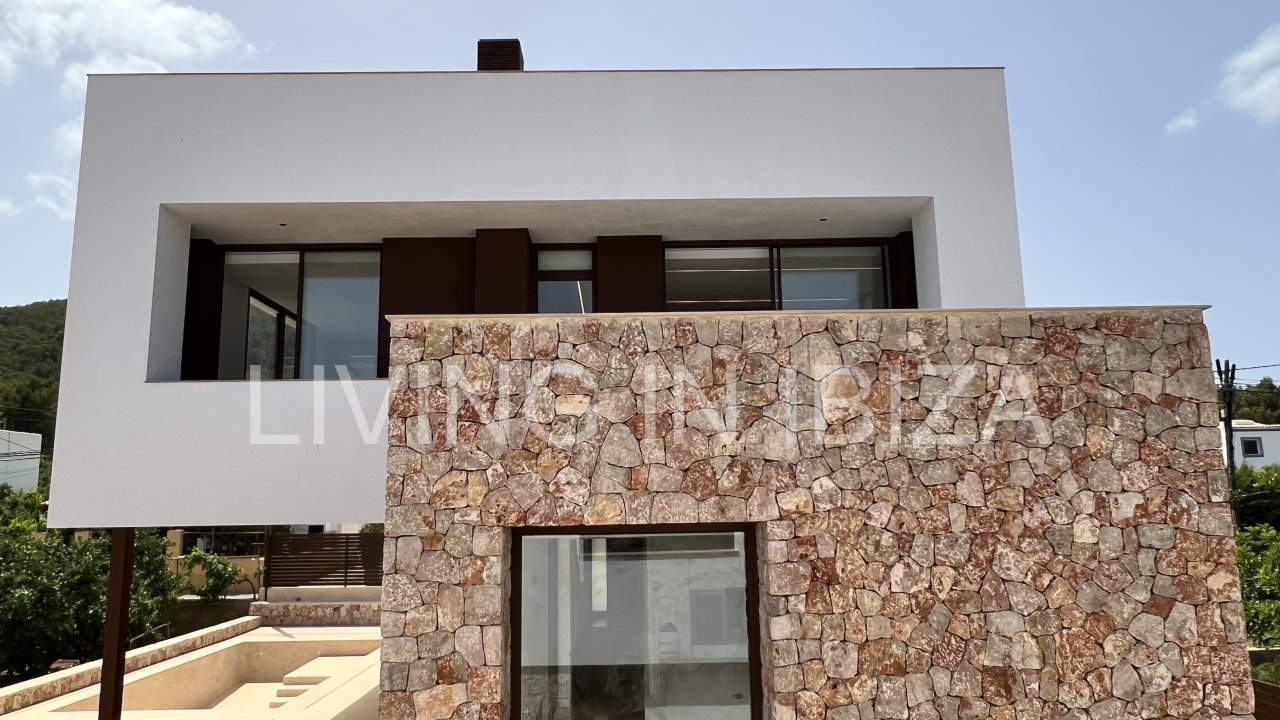 Alquiler anual. Magnífica villa de nueva construcción a estrenar de estilo moderno con piscina y vistas al mar se alquila a largo plazo en zona reside