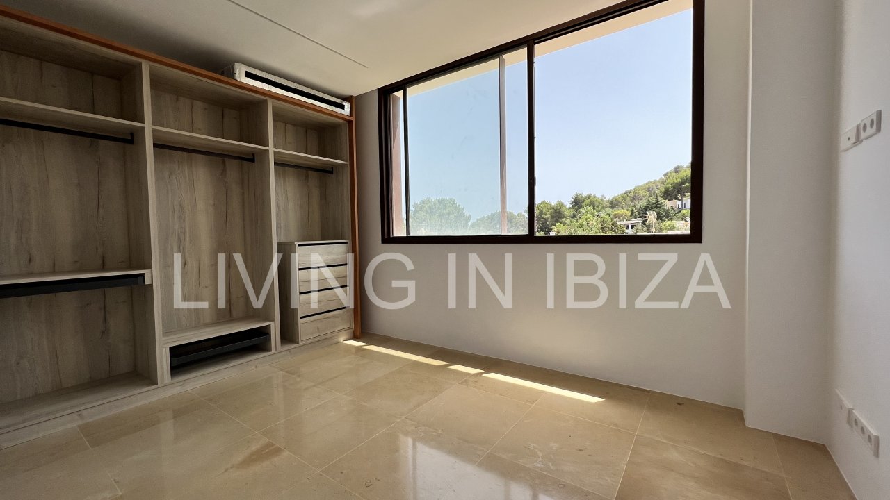 Alquiler anual. Magnífica villa de nueva construcción a estrenar de estilo moderno con piscina y vistas al mar se alquila a largo plazo en zona reside