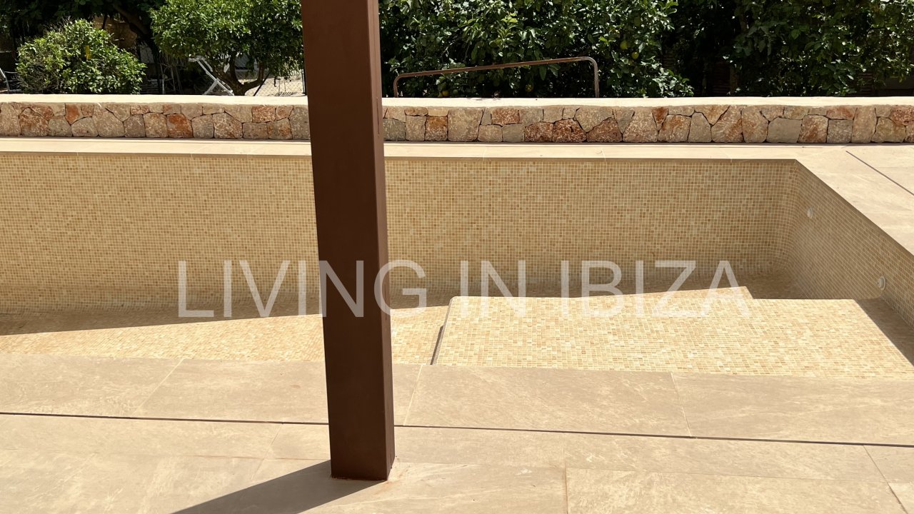 Alquiler anual. Magnífica villa de nueva construcción a estrenar de estilo moderno con piscina y vistas al mar se alquila a largo plazo en zona reside