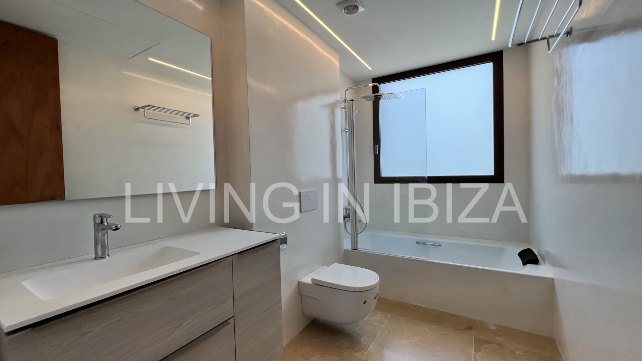 Alquiler anual. Magnífica villa de nueva construcción a estrenar de estilo moderno con piscina y vistas al mar se alquila a largo plazo en zona reside