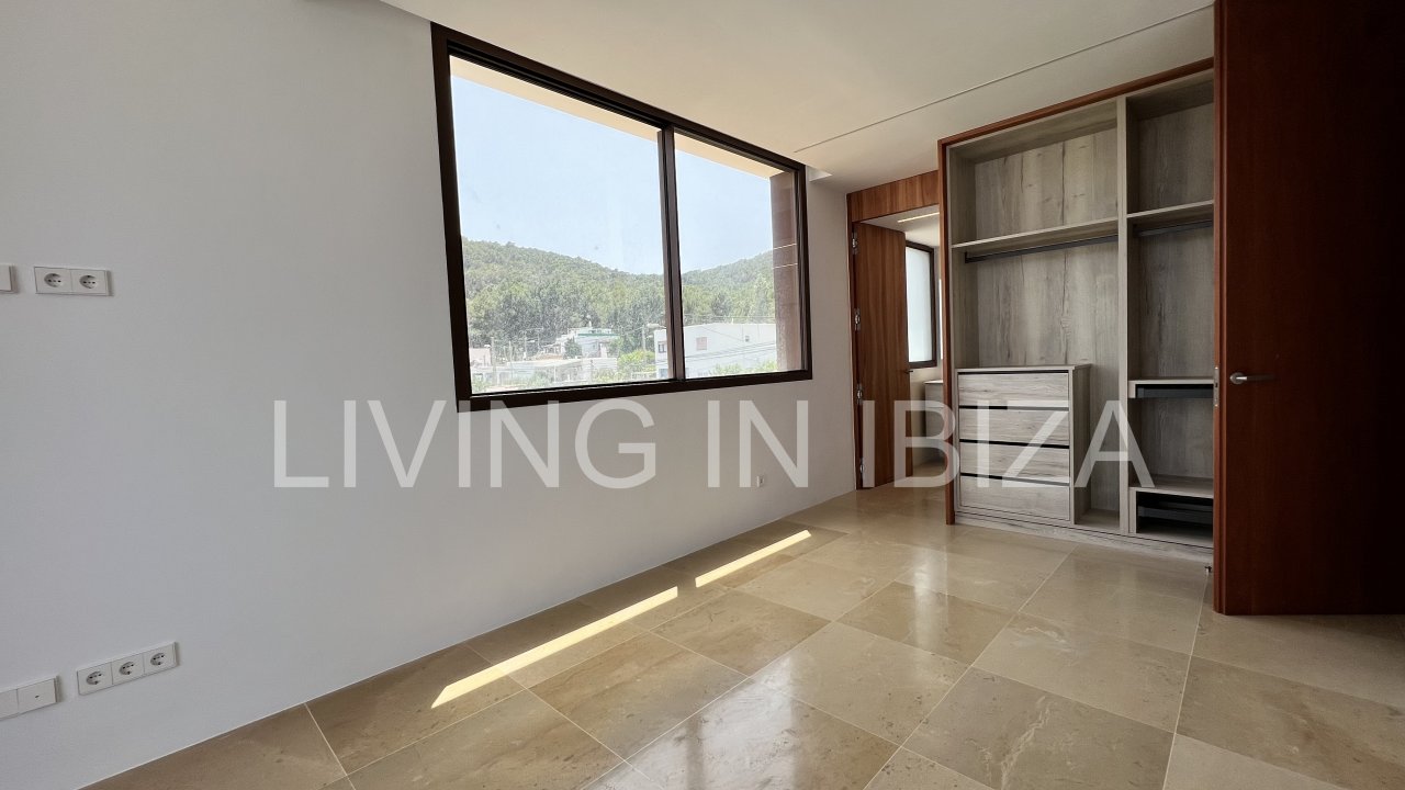 Alquiler anual. Magnífica villa de nueva construcción a estrenar de estilo moderno con piscina y vistas al mar se alquila a largo plazo en zona reside