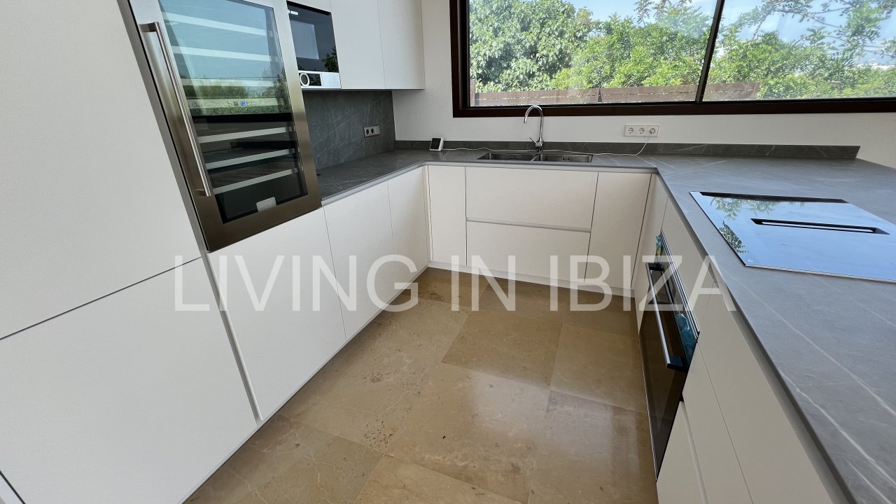 Alquiler anual. Magnífica villa de nueva construcción a estrenar de estilo moderno con piscina y vistas al mar se alquila a largo plazo en zona reside