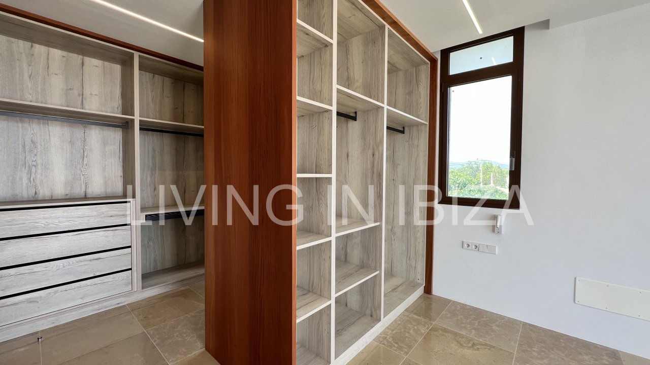 Alquiler anual. Magnífica villa de nueva construcción a estrenar de estilo moderno con piscina y vistas al mar se alquila a largo plazo en zona reside