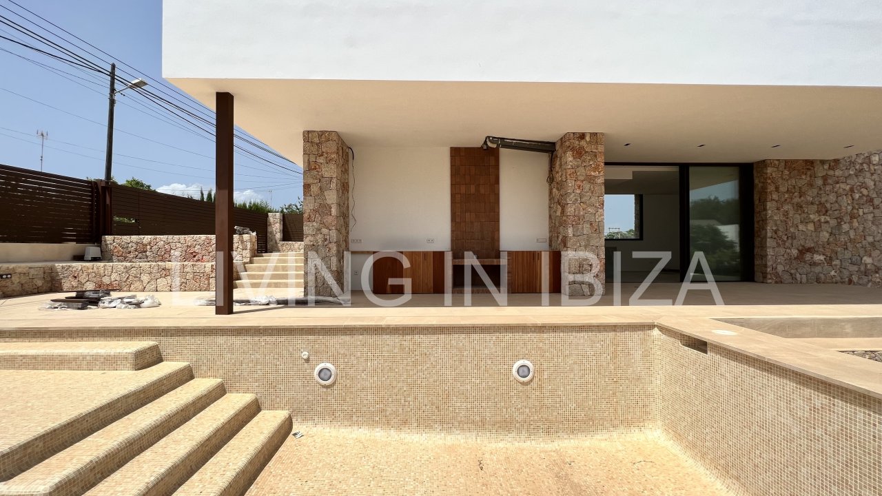 Alquiler anual. Magnífica villa de nueva construcción a estrenar de estilo moderno con piscina y vistas al mar se alquila a largo plazo en zona reside