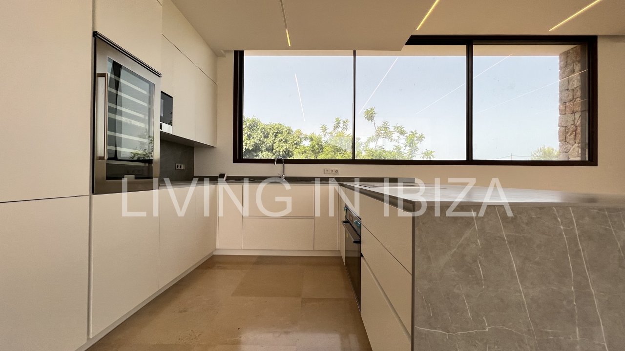 Alquiler anual. Magnífica villa de nueva construcción a estrenar de estilo moderno con piscina y vistas al mar se alquila a largo plazo en zona reside