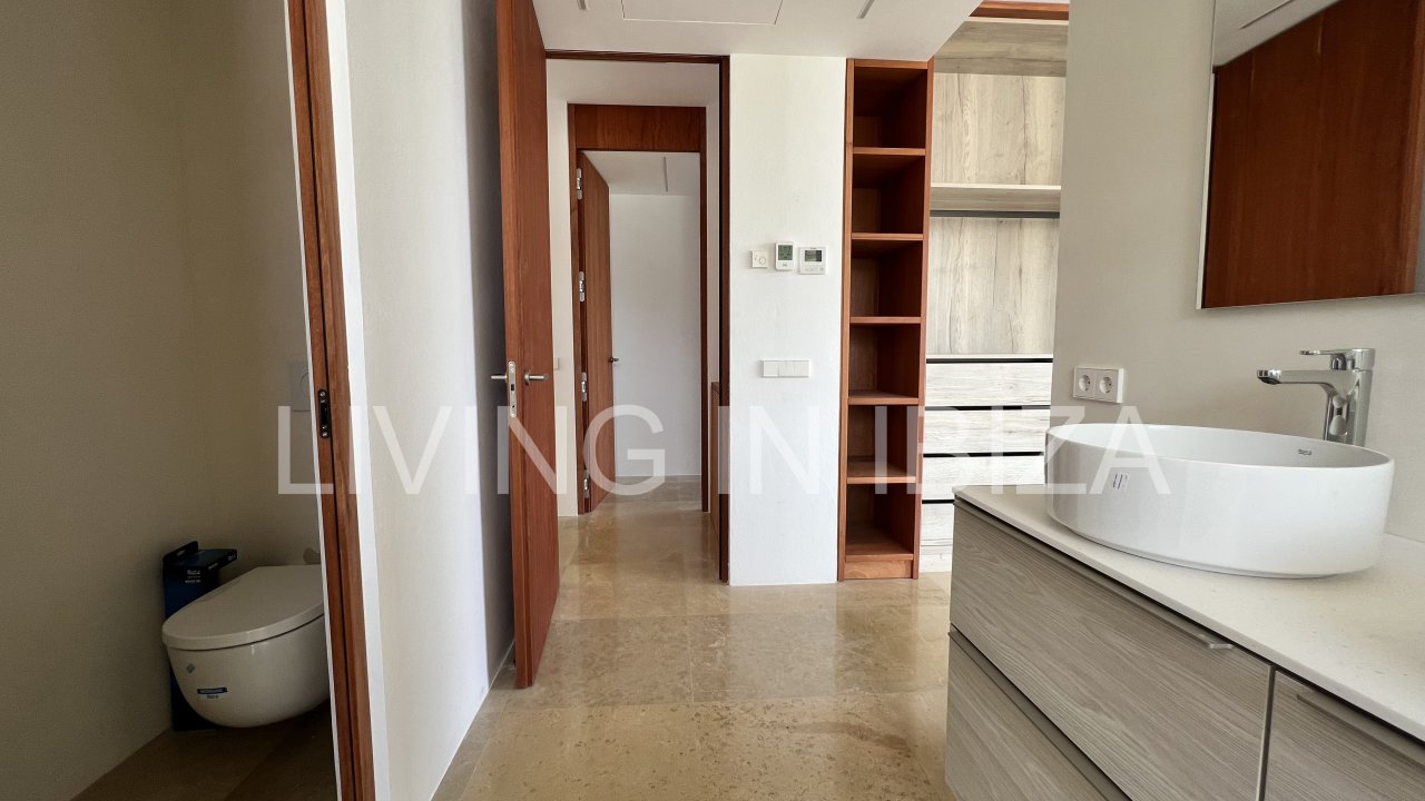 Alquiler anual. Magnífica villa de nueva construcción a estrenar de estilo moderno con piscina y vistas al mar se alquila a largo plazo en zona reside