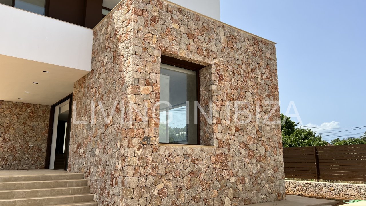 Alquiler anual. Magnífica villa de nueva construcción a estrenar de estilo moderno con piscina y vistas al mar se alquila a largo plazo en zona reside