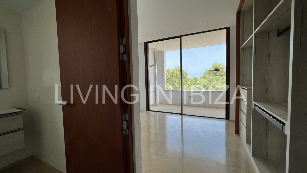 Alquiler anual. Magnífica villa de nueva construcción a estrenar de estilo moderno con piscina y vistas al mar se alquila a largo plazo en zona reside