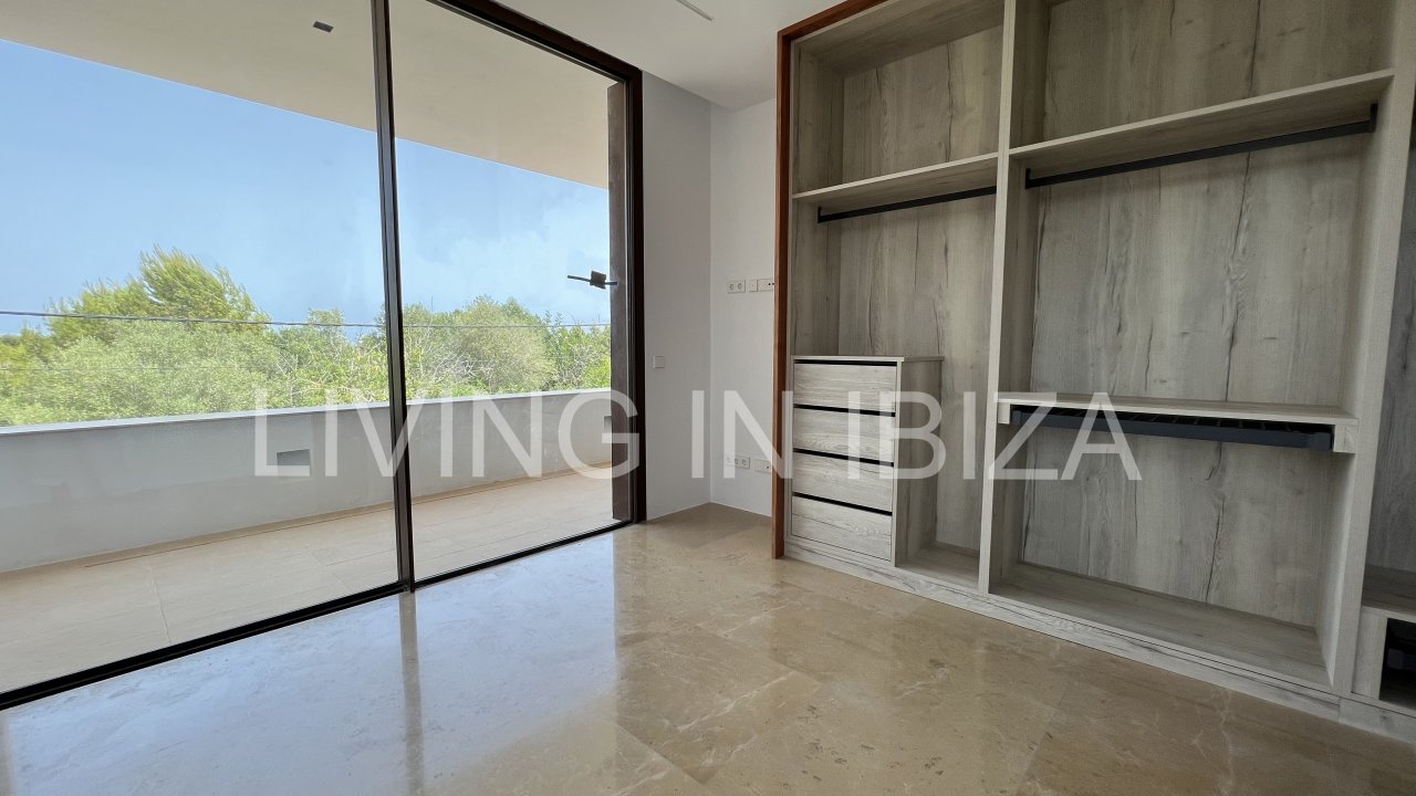 Alquiler anual. Magnífica villa de nueva construcción a estrenar de estilo moderno con piscina y vistas al mar se alquila a largo plazo en zona reside