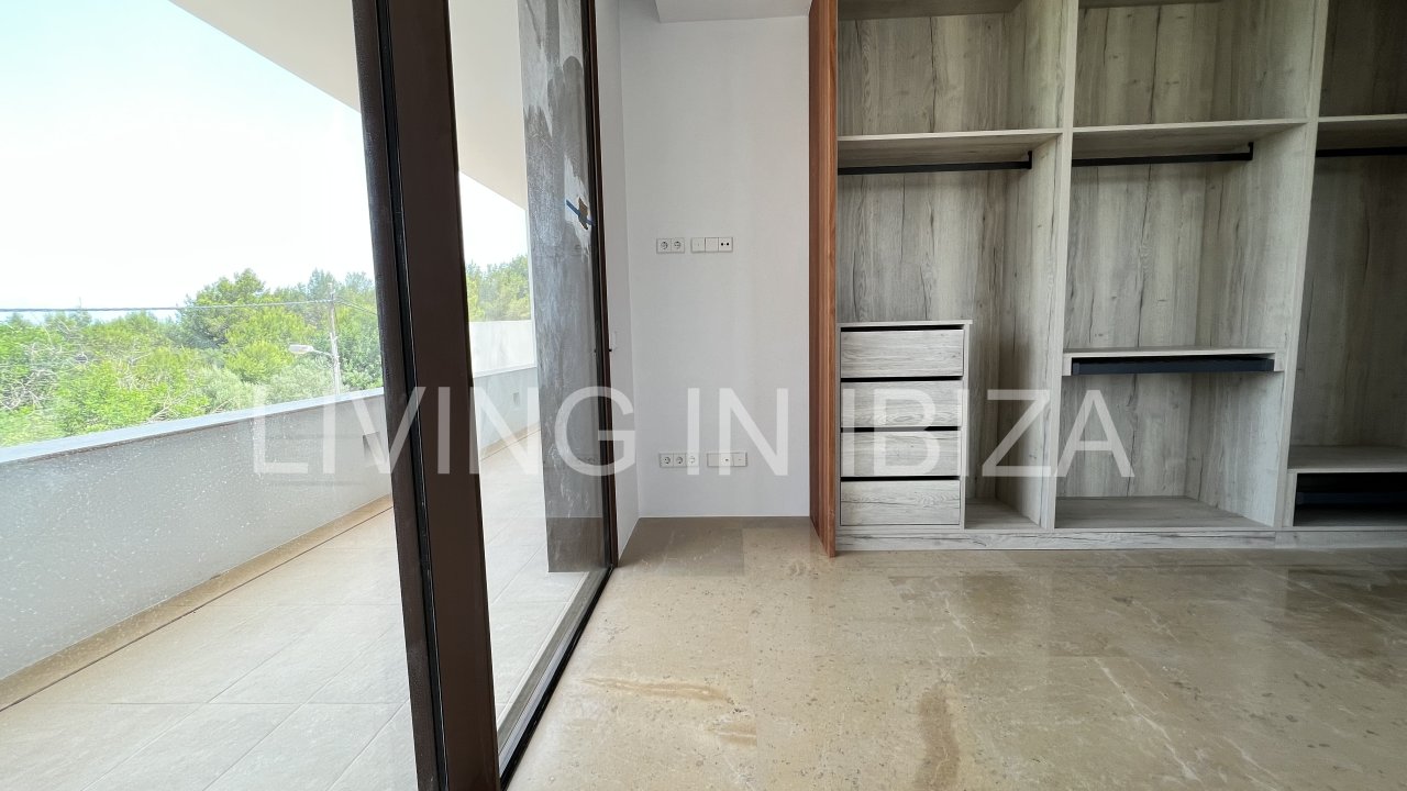 Alquiler anual. Magnífica villa de nueva construcción a estrenar de estilo moderno con piscina y vistas al mar se alquila a largo plazo en zona reside