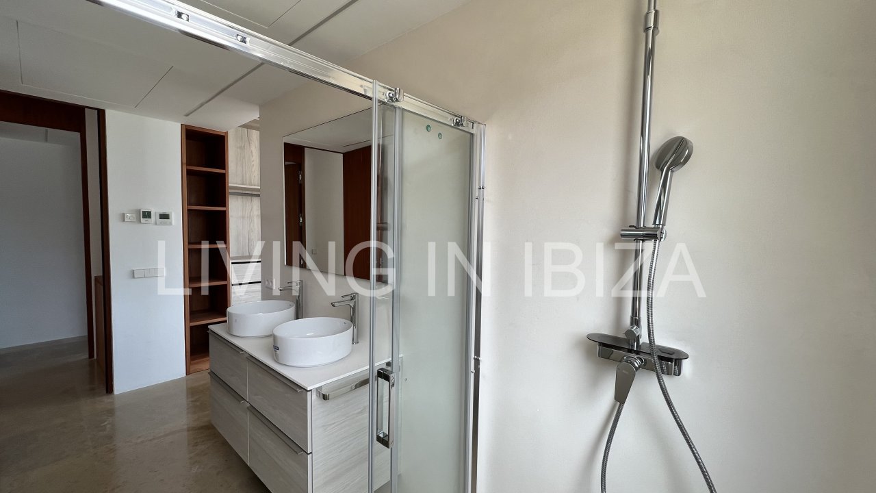 Alquiler anual. Magnífica villa de nueva construcción a estrenar de estilo moderno con piscina y vistas al mar se alquila a largo plazo en zona reside