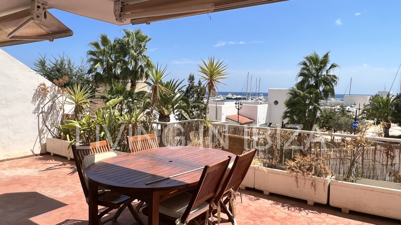 En primera línea, amplio piso con vistas hacia el Puerto Deportivo de Santa Eulalia del Rio y el mar en venta en Ibiza sobre el paseo marítimo