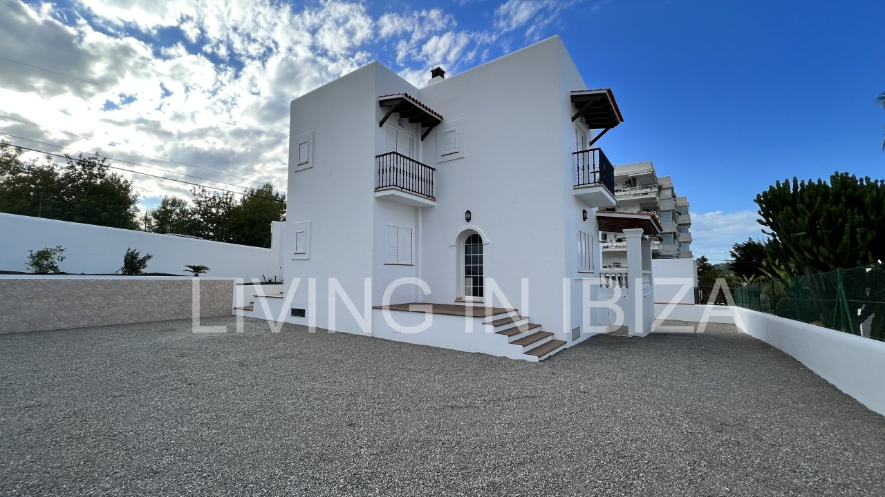 Alquiler a largo plazo / contrato anual. Encantadora casa de dos plantas en Siesta,  Santa Eulalia, Ibiza. Vistas al mar desde la terraza