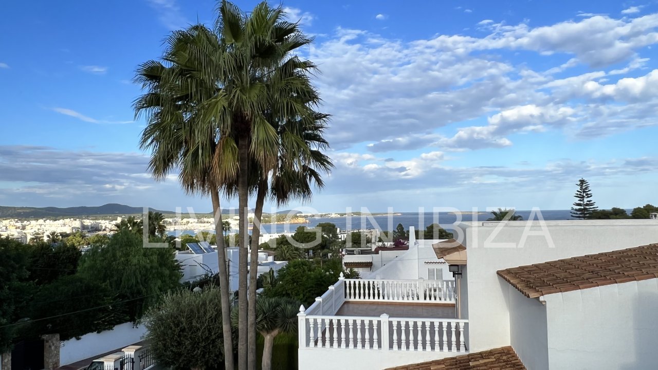 Alquiler a largo plazo / contrato anual. Encantadora casa de dos plantas en Siesta,  Santa Eulalia, Ibiza. Vistas al mar desde la terraza