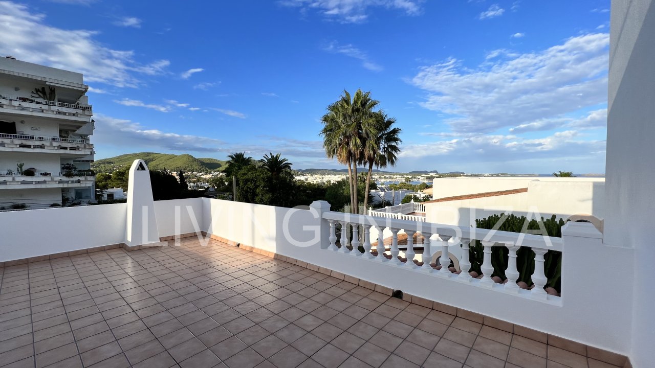 Alquiler a largo plazo / contrato anual. Encantadora casa de dos plantas en Siesta,  Santa Eulalia, Ibiza. Vistas al mar desde la terraza