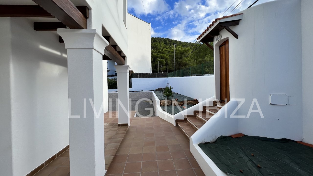Alquiler a largo plazo / contrato anual. Encantadora casa de dos plantas en Siesta,  Santa Eulalia, Ibiza. Vistas al mar desde la terraza