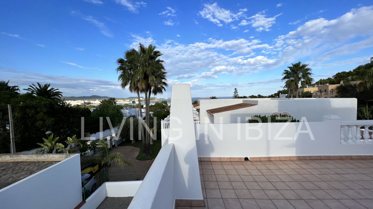 Alquiler a largo plazo / contrato anual. Encantadora casa de dos plantas en Siesta,  Santa Eulalia, Ibiza. Vistas al mar desde la terraza